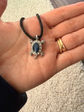 Mood sea turtle pendant necklace